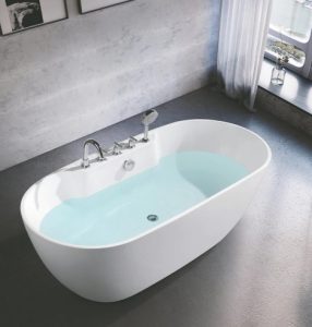 Freestanding Bathtub with Chrome Faucet Set